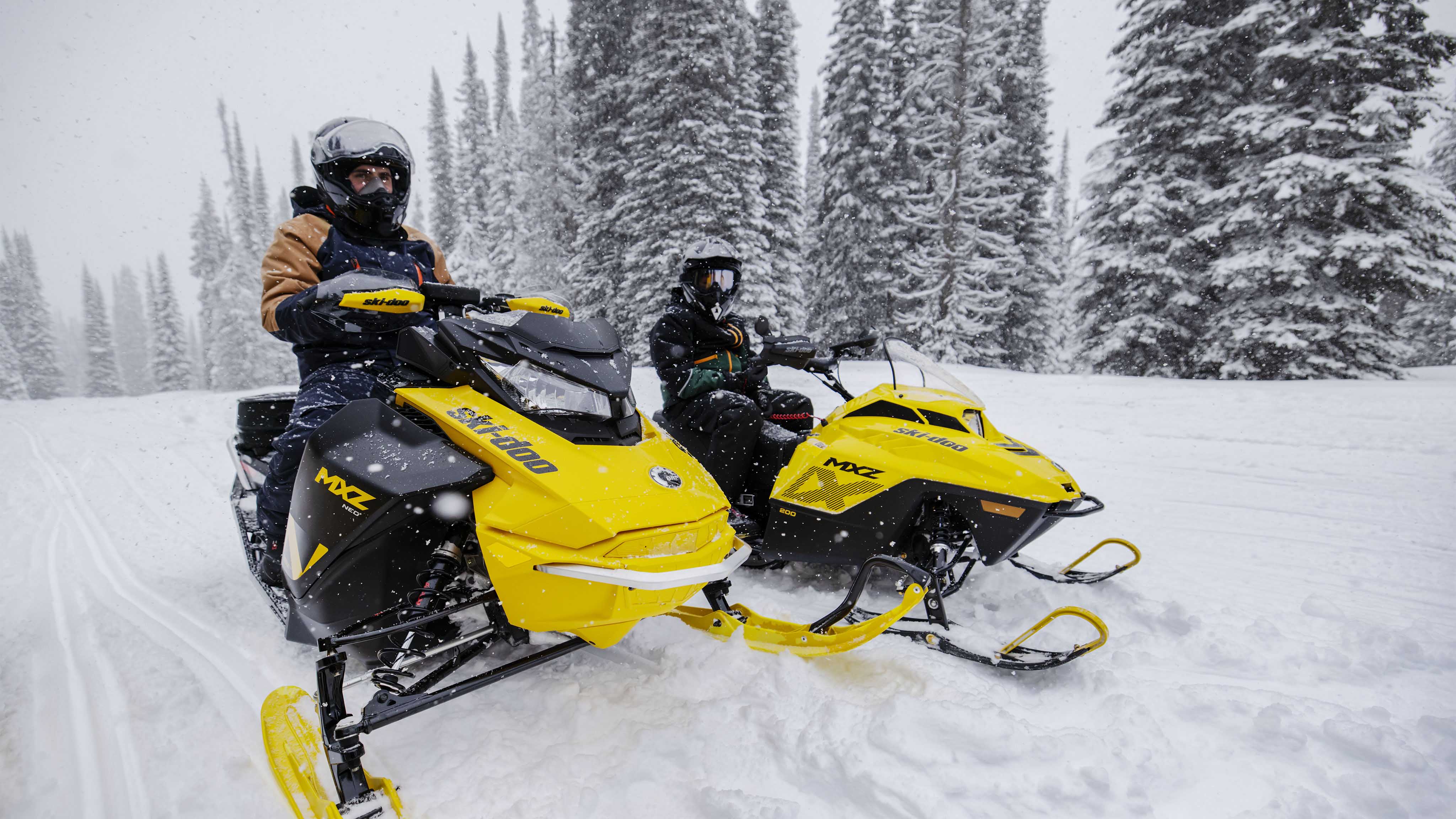 Otec a syn počas jazdy na skútroch Ski-Doo MXZ