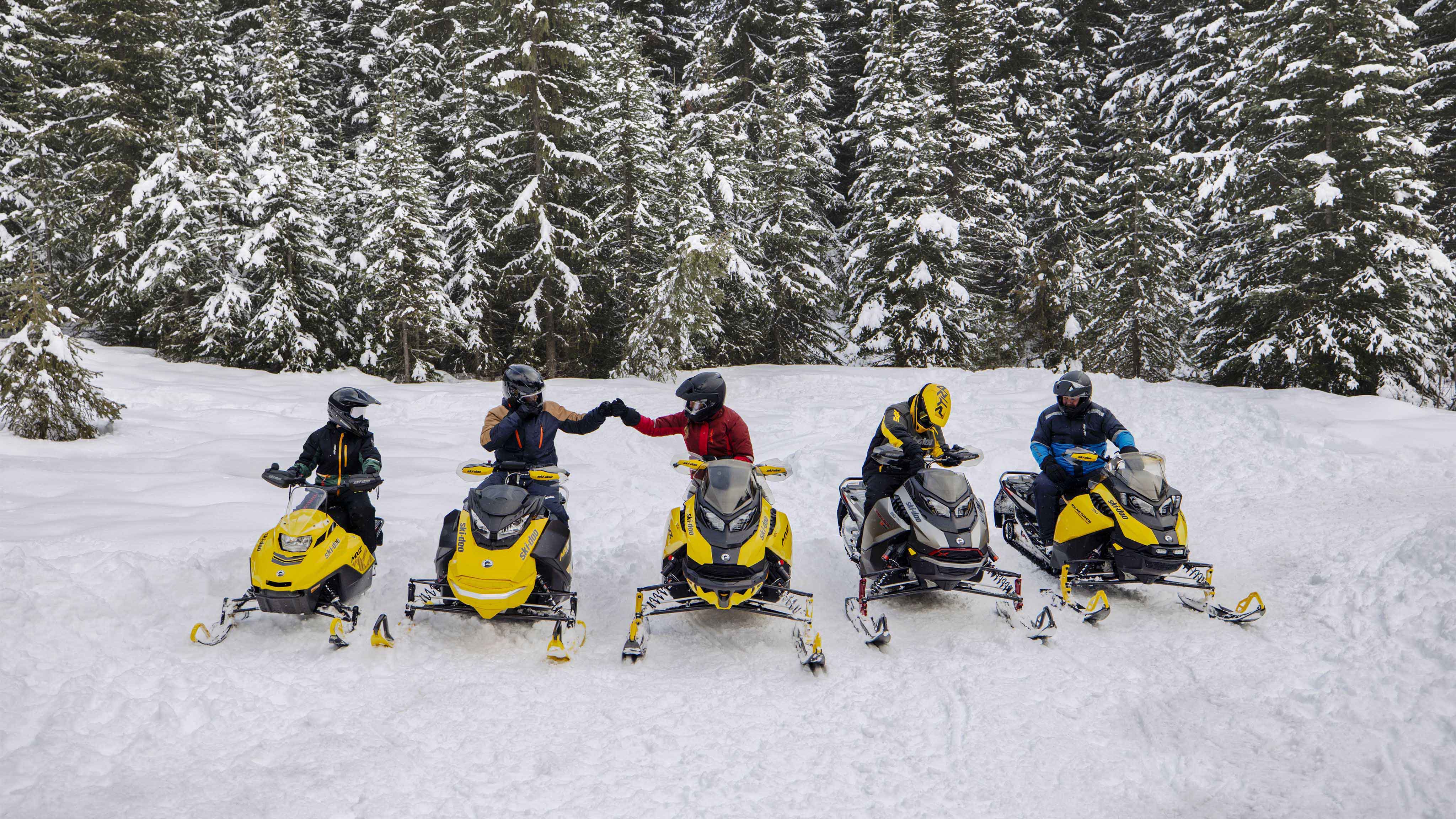 Семејство кое ужива во новата линија на Ski-Doo моторните санки