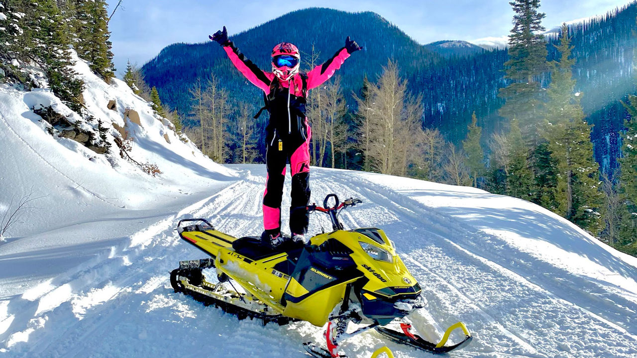 Tiffanie Hoops debout sur un Ski-Doo