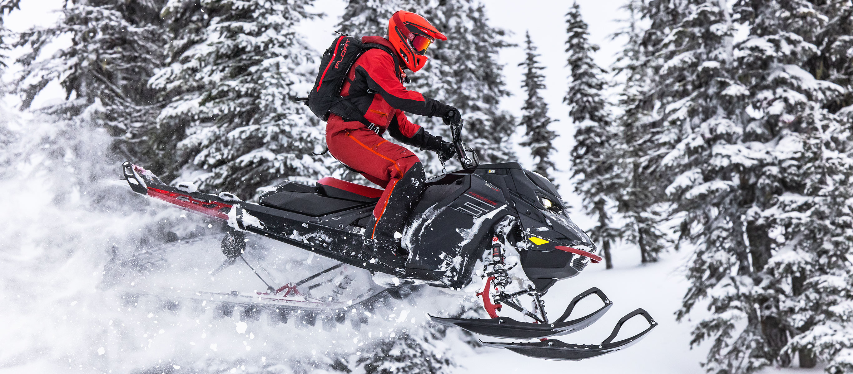 Muž na Ski-Doo Freeride má na sebe výbavu BC Aspect 