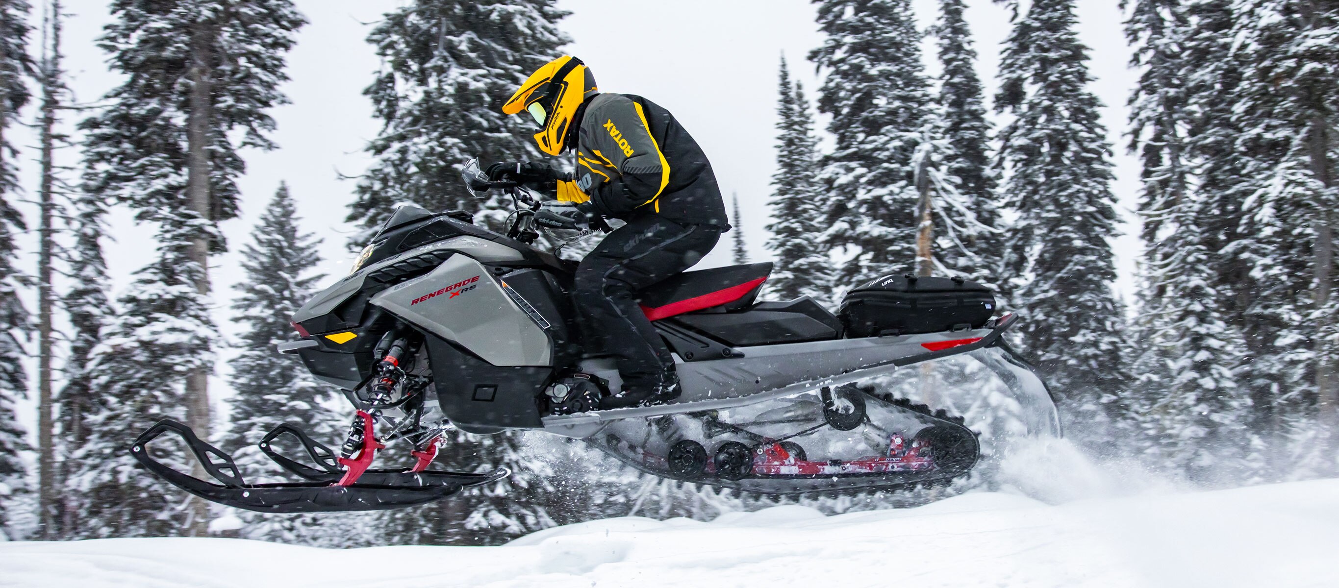 Љубител и моторните санки кој со својата Ski-Doo Renegade моторна санка ги освојува зимските патеки.