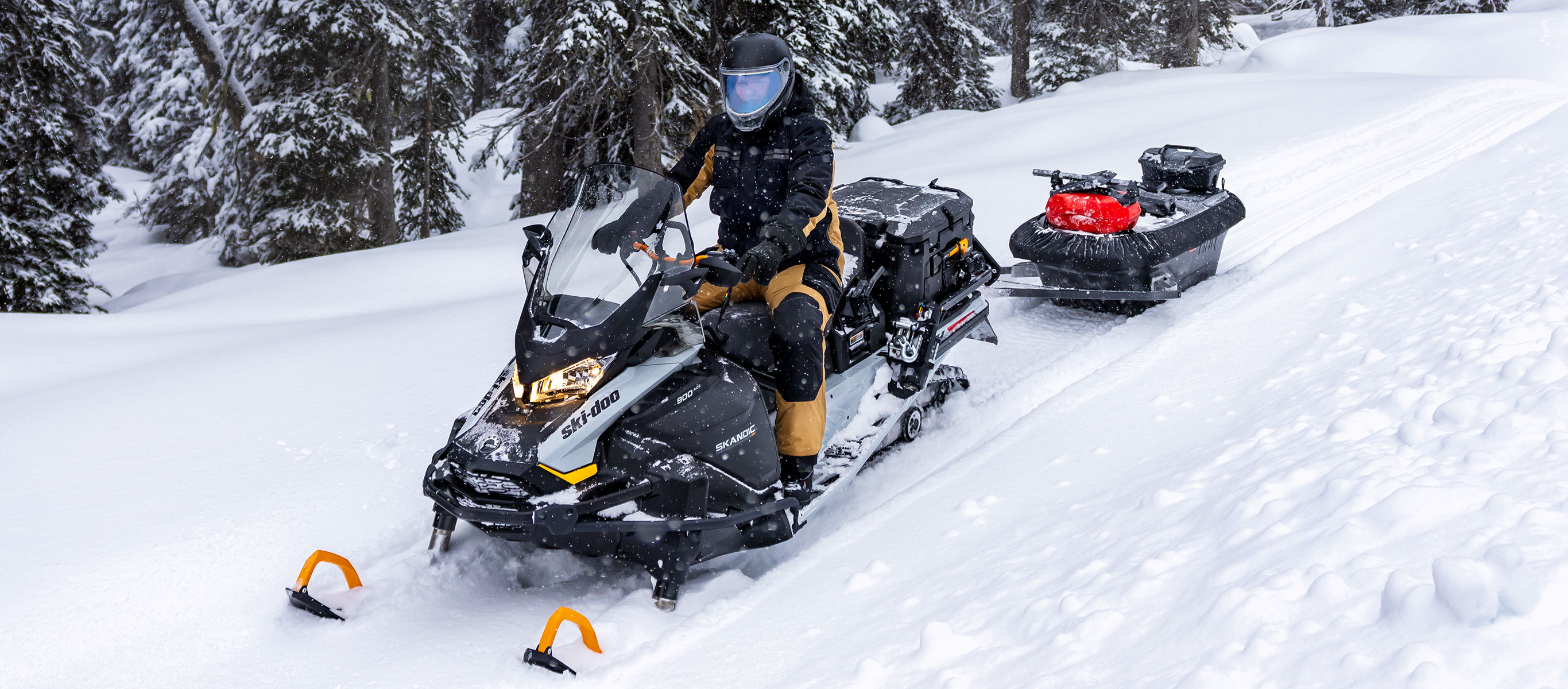 Man riding on a trail with the Ski-Doo Skandic SE