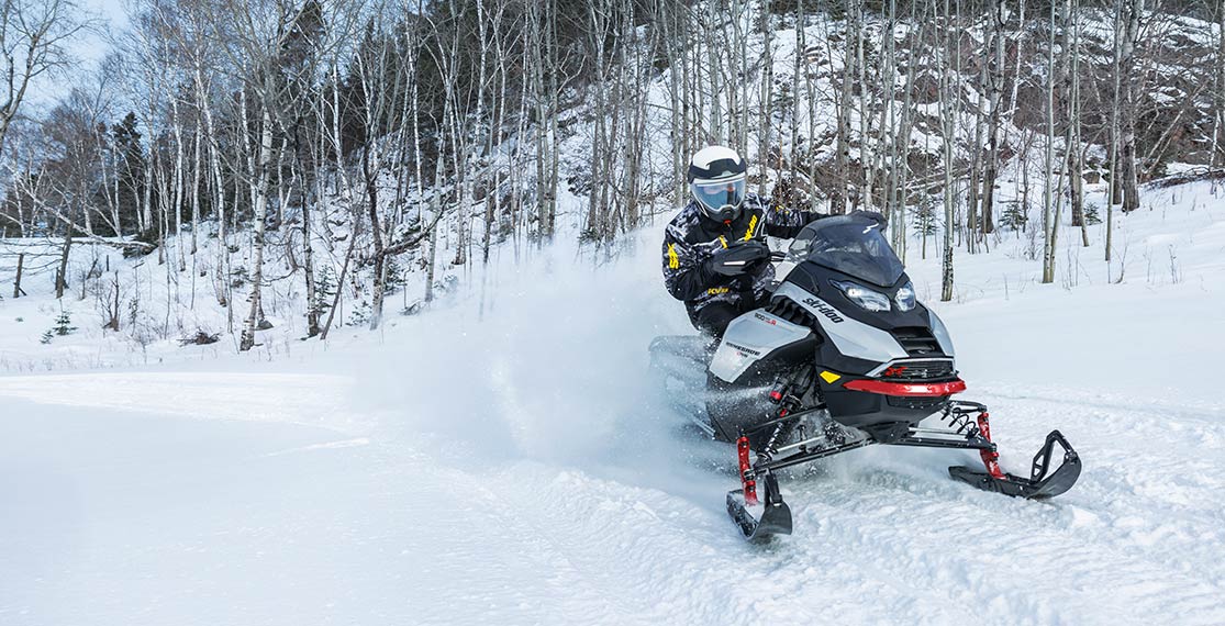 Człowiek jadący na skuterze śnieżnym Ski-Doo