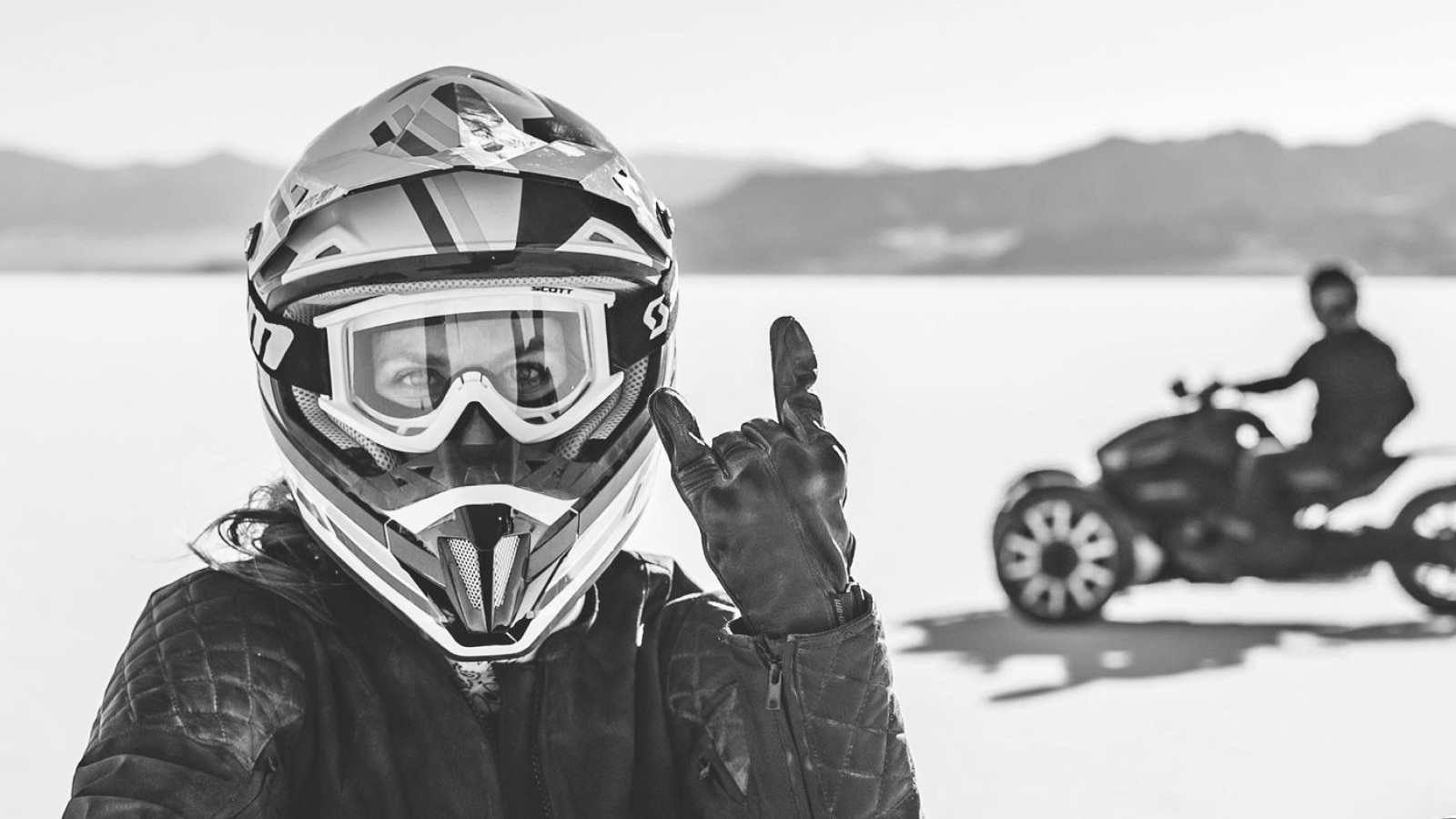 Femmes pilotes de moto à trois roues sur le départ