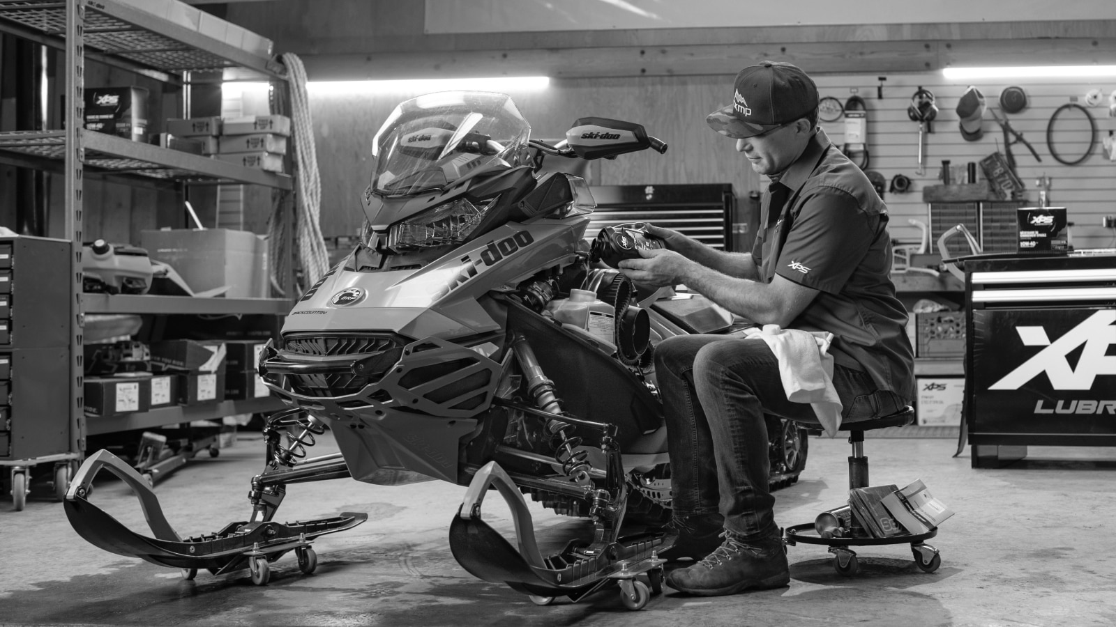 Pilote effectuant la maintenance de sa motoneige Ski-Doo